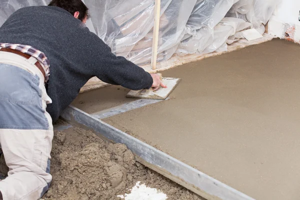 Pedreiro alisar a betonilha de cimento — Fotografia de Stock