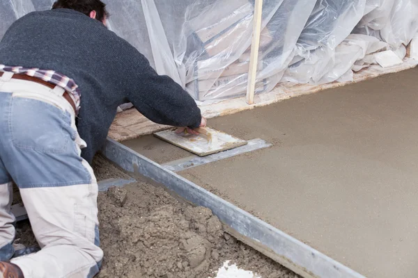 Pedreiro alisar a betonilha de cimento — Fotografia de Stock