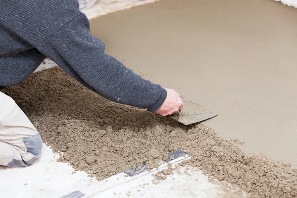 Mason leveling the cement screed — Stock Photo, Image