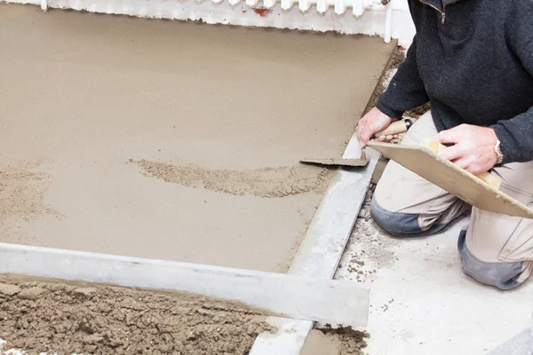 Mason smooth the cement screed — Stock Photo, Image