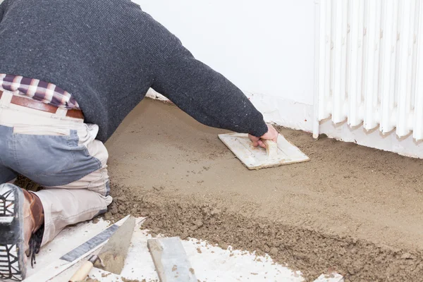 Maurer glättet den Zementestrich — Stockfoto