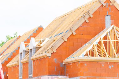 tuğla ev yapım aşamasında