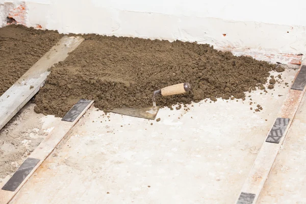 Preparing a cement screed — Stock Photo, Image