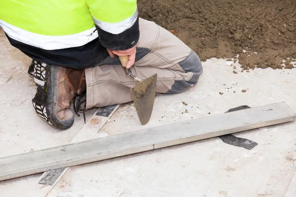 Mason building a cement screed — Stock Photo, Image