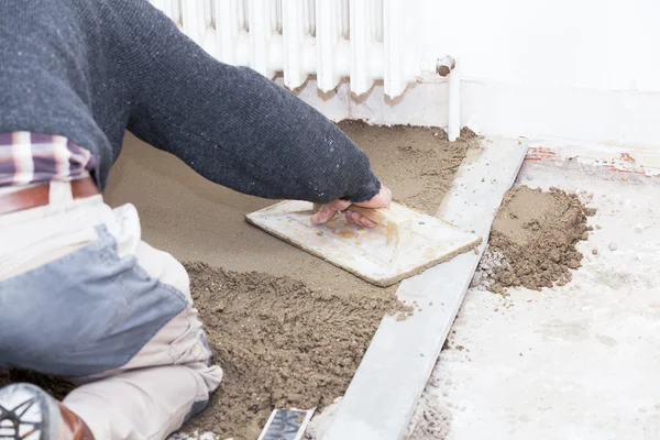 Albañil suavizar la regla de cemento —  Fotos de Stock