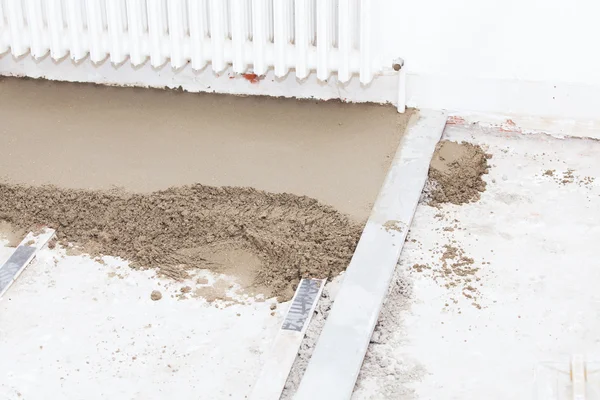 Preparing a cement screed — Stock Photo, Image