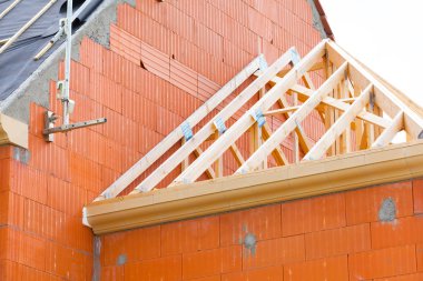 tuğla ev yapım aşamasında