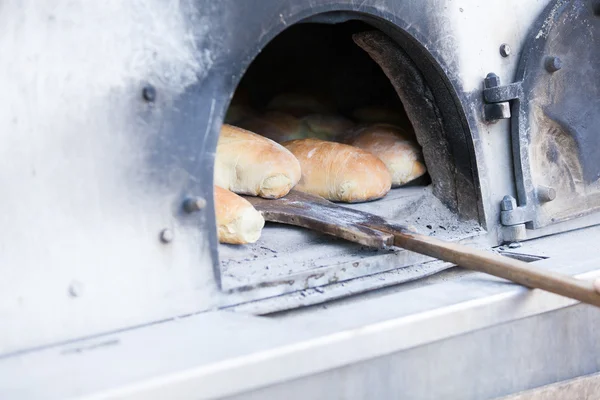 Traditionelles Brotbacken im Holzofen — Stockfoto