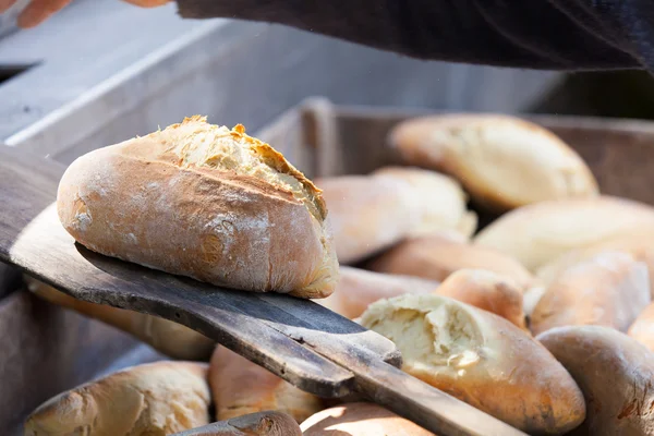Frisch gebackenes Brot in Holz — Stockfoto