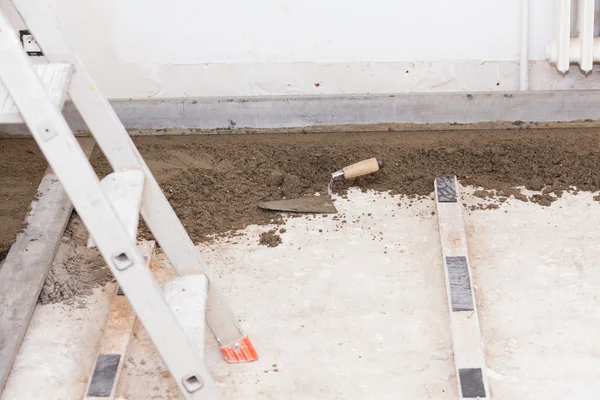 Preparing a cement screed — Stock Photo, Image