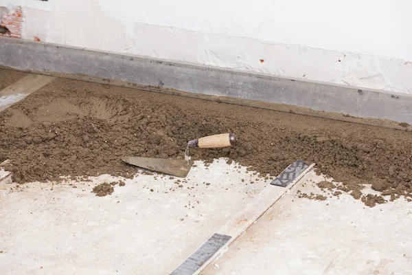 Preparing a cement screed — Stock Photo, Image