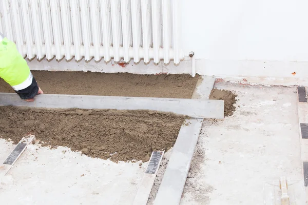 Mason leveling the cement screed — Stock Photo, Image