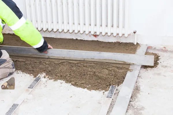 Mason leveling the cement screed — Stock Photo, Image