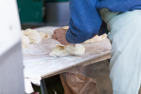 Herstellung von traditionellem Brot — Stockfoto