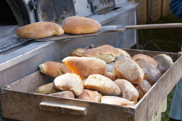 Frisch gebackenes Brot in Holz — Stockfoto