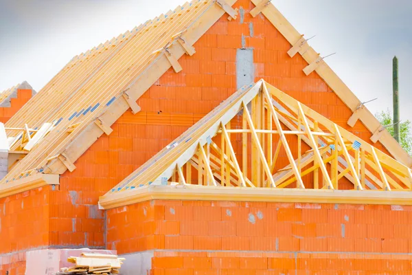 Casa de ladrillo en construcción — Foto de Stock