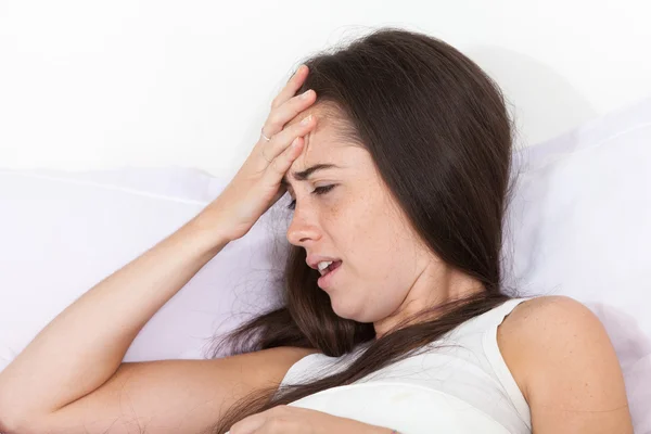 Vrouw wakker met een zere kop — Stockfoto