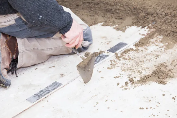 Mason smooth the cement screed — Stock Photo, Image