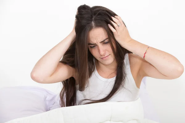 Vrouw wakker met een zere kop — Stockfoto