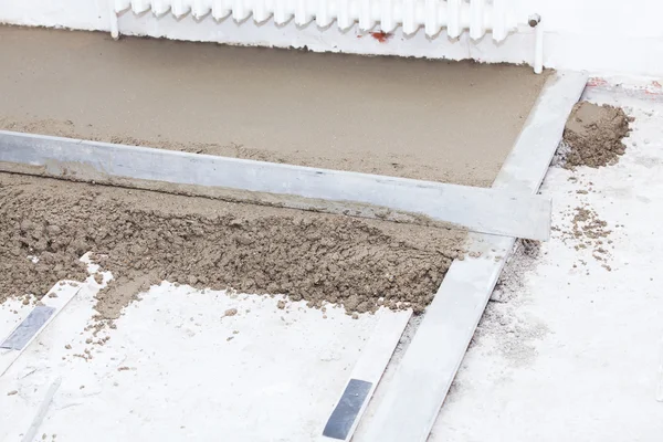 Preparing a cement screed — Stock Photo, Image