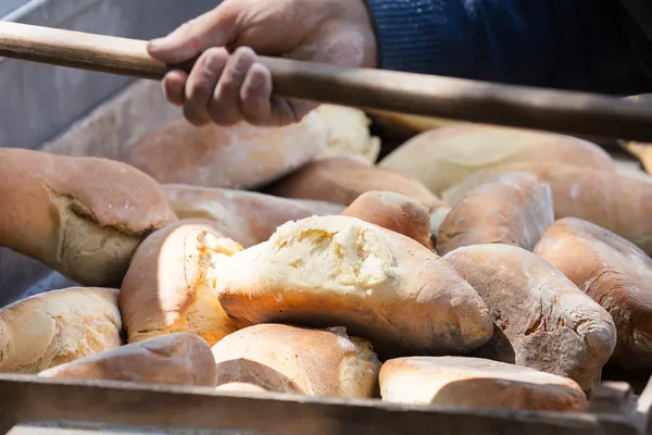 Frisch gebackenes Brot in Holz — Stockfoto