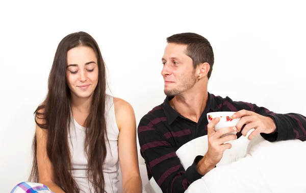 Un homme et une femme petit déjeuner au lit — Photo