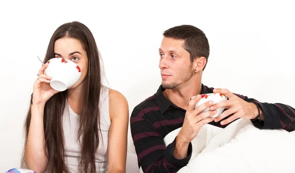 Un homme et une femme petit déjeuner au lit — Photo