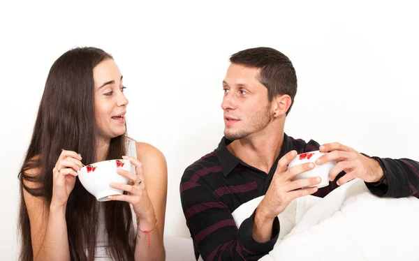 Un homme et une femme petit déjeuner au lit — Photo