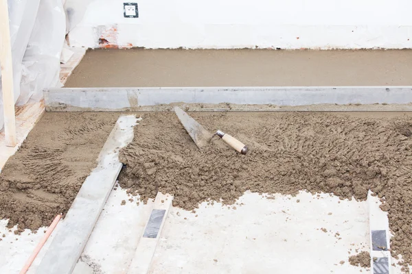 Preparing a cement screed — Stock Photo, Image