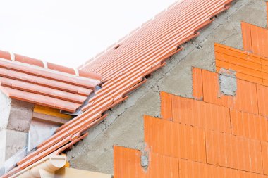 tuğla ev yapım aşamasında