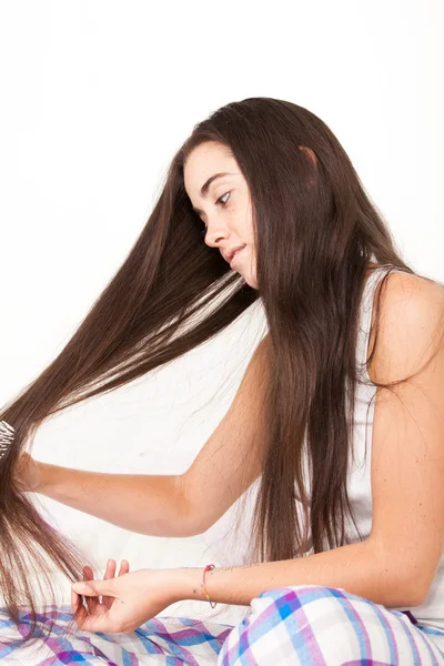 Mulher escova seu cabelo longo — Fotografia de Stock
