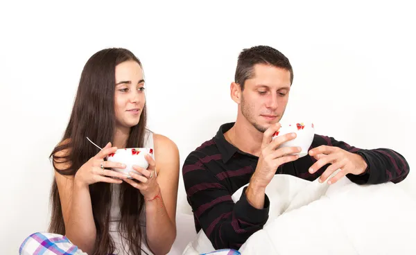 Un homme et une femme petit déjeuner au lit — Photo