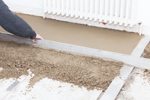 Mason leveling the cement screed — Stock Photo, Image