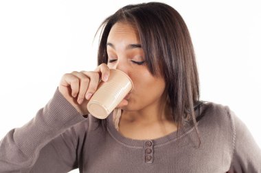 жінка випити склянку