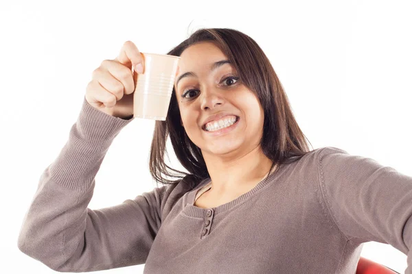 Vrouw drinken van een glaasje — Stockfoto