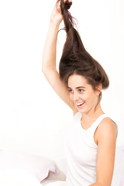 Женщина с длинными натуральными волосами — стоковое фото