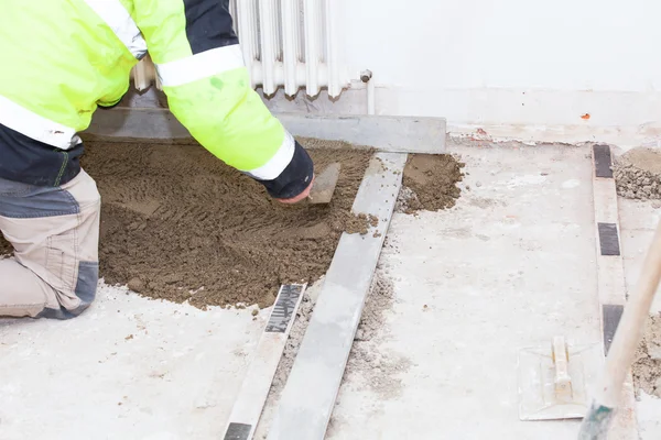 Maurer baut einen Zementestrich — Stockfoto