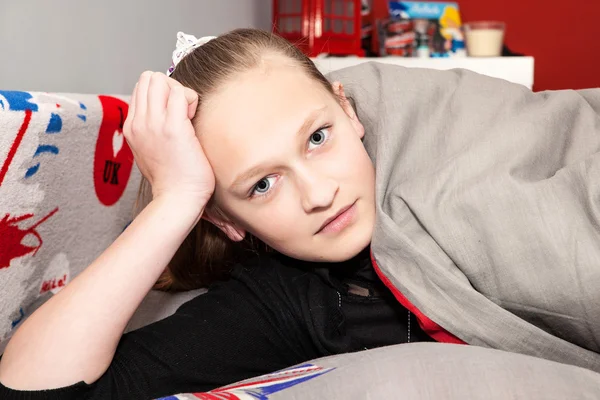 Meisje in een bed — Stockfoto