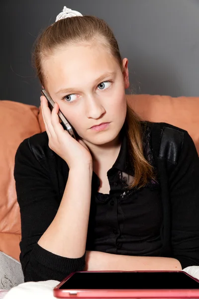 Meisje met een digitale tablet — Stockfoto