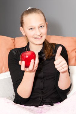 Kız yeme elma