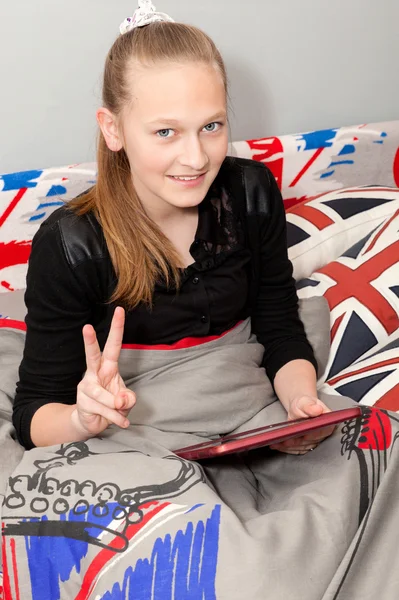 Ragazza con un tablet digitale — Foto Stock