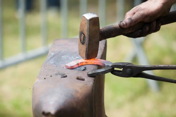 Göra en hästsko — Stockfoto