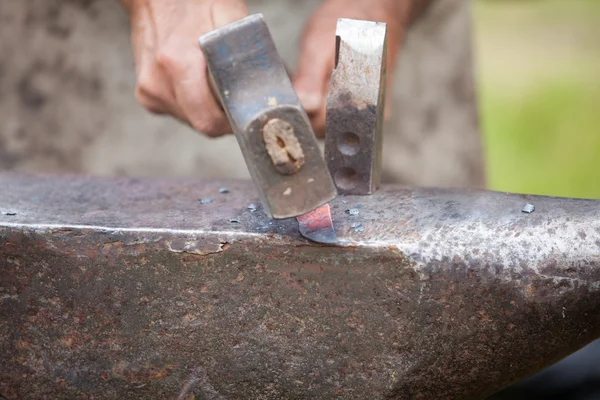 Forge a knife — Stock Photo, Image