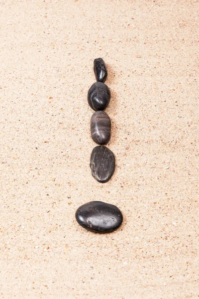 Exclamation mark drawn with pebbles on the beach — Stock Photo, Image