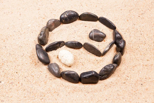 Yin yang drawn with pebbles on the sand of a beach — Stock Photo, Image