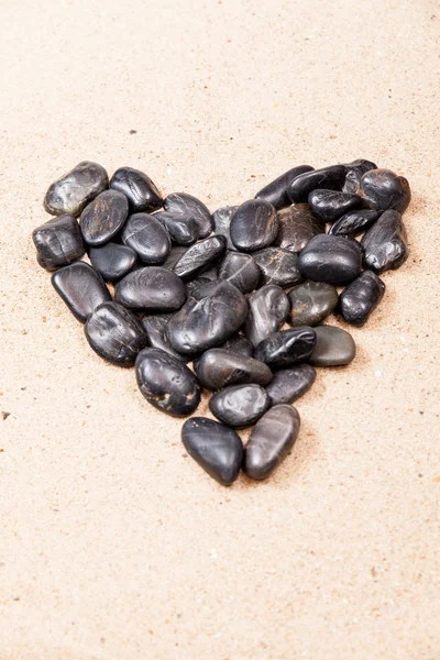 Hart getekend met kiezels op het strand zand — Stockfoto