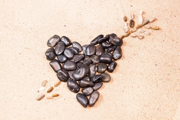 Heart drawn with pebbles on the beach sand — Stock Photo, Image