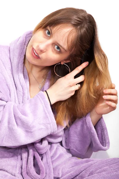 Donna spazzola i capelli — Foto Stock