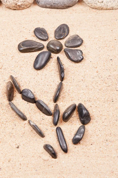 Flower drawing with pebbles — Stock Photo, Image