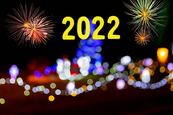 Karta Sylwestrowa 2022 Rok Złotymi Numerami Tle Fajerwerków Kolorowych Świateł — Zdjęcie stockowe